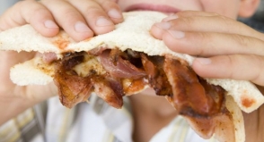 Linguiça, bacon e presunto são cancerígenos, diz OMS