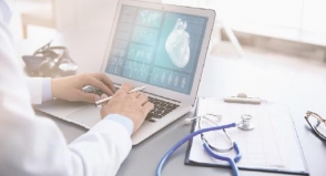 Médicas fazem atendimento por telefone para dúvidas sobre saúde